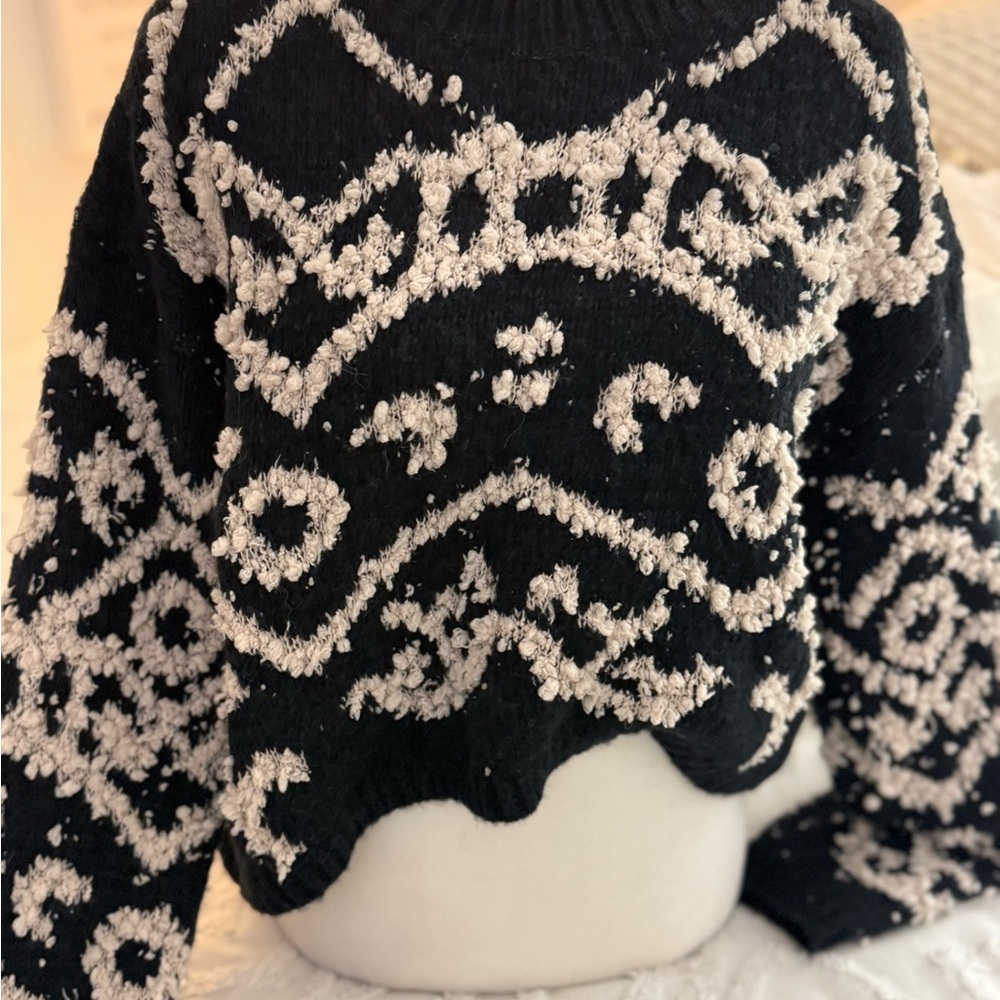 Chic Navy and White Patterned Sweater